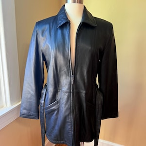 Trench-coat M en cuir d'agneau de Nouvelle-Zélande noir minable vintage • Veste douce avec ceinture et doublure intégrale zippée sur le devant