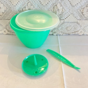 Tupperware 4 Pc -Jadeite Crisp-It Lettuce Keeper 679, Domed Lid 680, Spike 681, Corer 885- Rare Complete Set- 70s Salad Storage