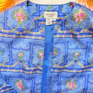 Puede incluir: Una chaqueta azul y rosa con estampado floral y cierre de bot&oacute;n. La etiqueta dice "Papell Petite" y "Talla 4 Petite, Hecho en China".