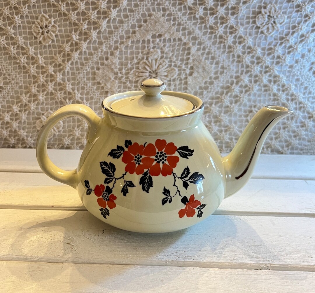 Vintage 40s Hall Red Poppy Teapot 6 Cup Ceramic Kettle Farmhouse