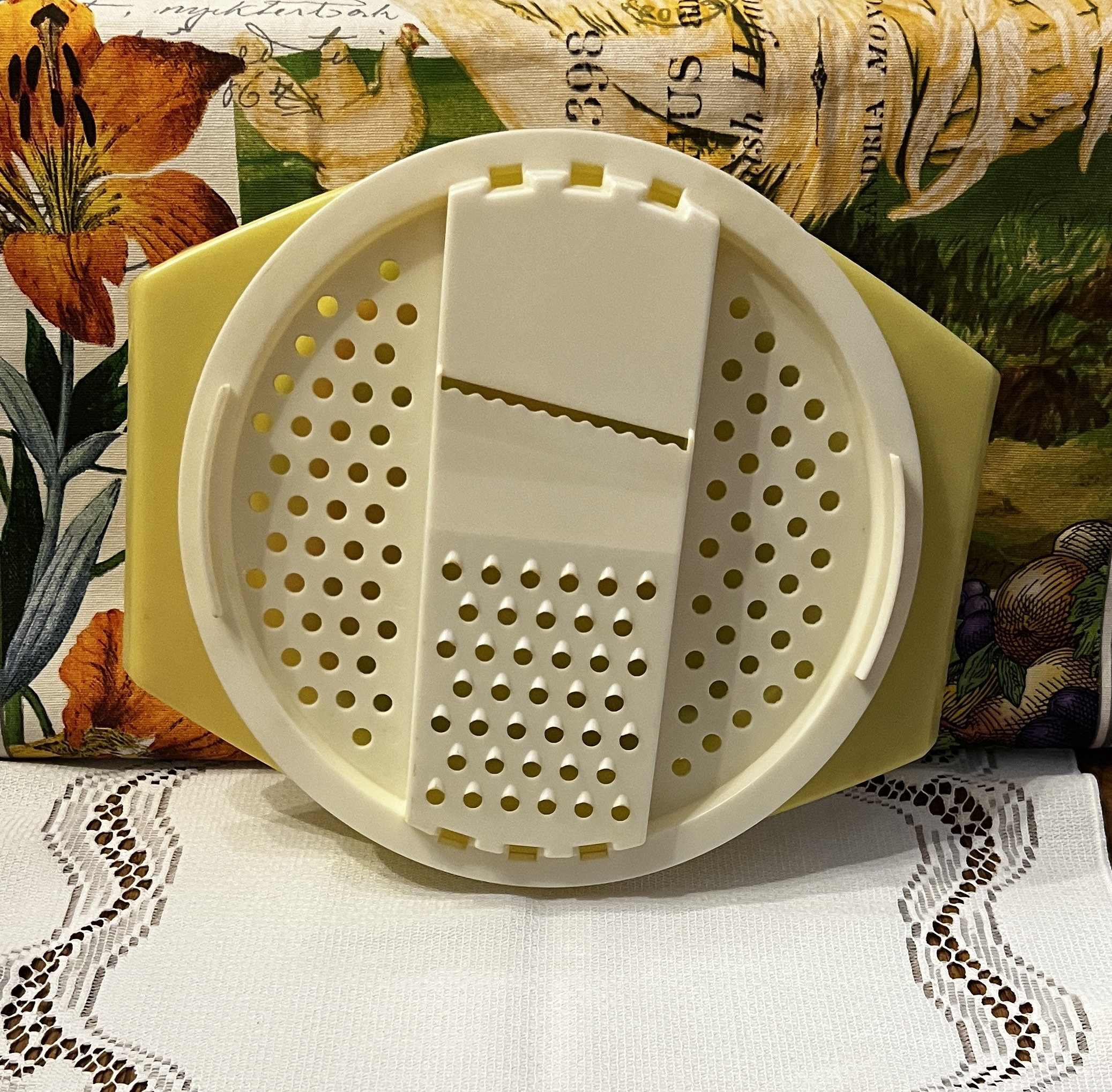 Vintage Jadeite Green Tupperware Grater Bowl #786/ Vintage Tupperware Grater