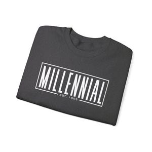 Felpa girocollo unisex Heavy Blend™ personalizzata Millennial Est. immagine 6