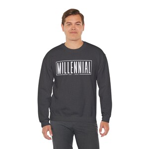 Felpa girocollo unisex Heavy Blend™ personalizzata Millennial Est. immagine 7