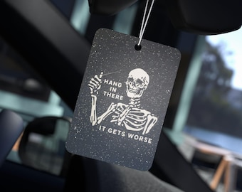Ambientador para coche oscuro "Hang in There"