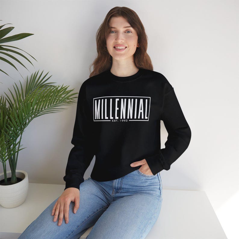 Felpa girocollo unisex Heavy Blend™ personalizzata Millennial Est. immagine 1