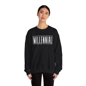 Felpa girocollo unisex Heavy Blend™ personalizzata Millennial Est. immagine 4