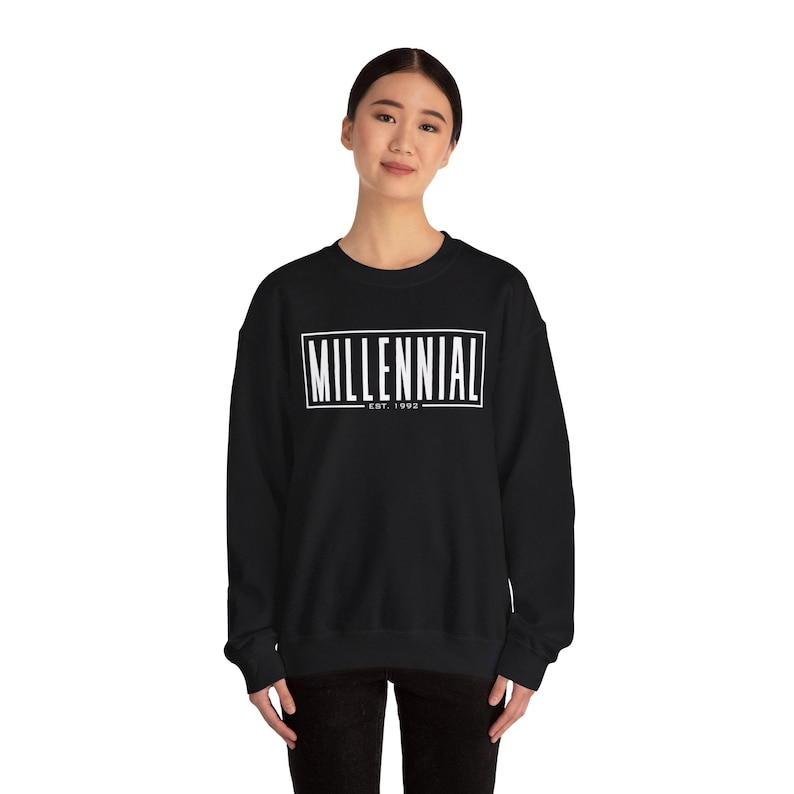 Felpa girocollo unisex Heavy Blend™ personalizzata Millennial Est. immagine 4