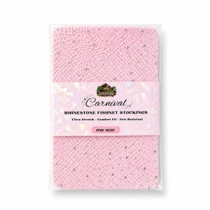 Peut inclure: Bas de contention roses en résille avec des strass, emballés dans un plastique transparent. Le paquet porte l'inscription "Carnival" et le texte "Rhinestone Fishnet Stockings".