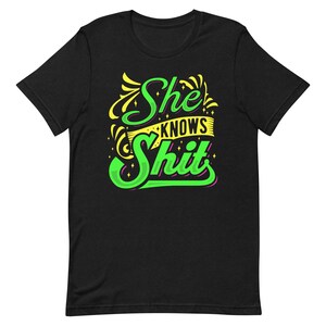 Ella sabe psíquica de mierda, lecturas de cartas del tarot, adivina, investigadora paranormal, bruja, caza de fantasmas, camisa de Halloween, camiseta gitana