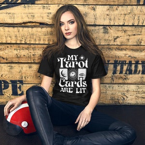 Mis cartas del tarot están encendidas psíquicas, lecturas de cartas del tarot, adivina, paranormal, bruja, caza de fantasmas, camisa de Halloween, camiseta gitana