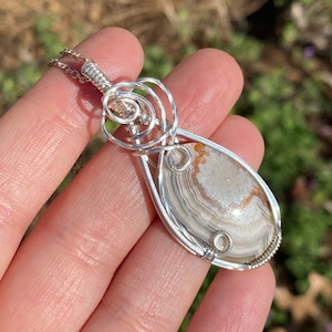 Pendentif en agate mexicaine, collier en cristal enveloppé de fil d&#39;argent sterling, bijoux fous en agate dentelle, cadeaux d&#39;amateur de cristal pour meilleur ami