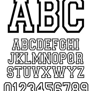 Puede incluir: Fuente de alfabeto y números en blanco y negro en un estilo negrita y en bloque. Las letras y los números tienen un contorno grueso y un interior blanco.