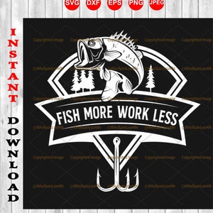 Puede incluir: Diseño gráfico en blanco y negro con un pez saltando fuera del agua con el texto "FISH MORE WORK LESS" y un anzuelo debajo.