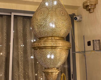 Grote Marokkaanse hanglamp van messing met opengewerkte details - XXL handgemaakte lamp - oosterse lamp 160 cm - handgemaakte decoratieve verlichting.