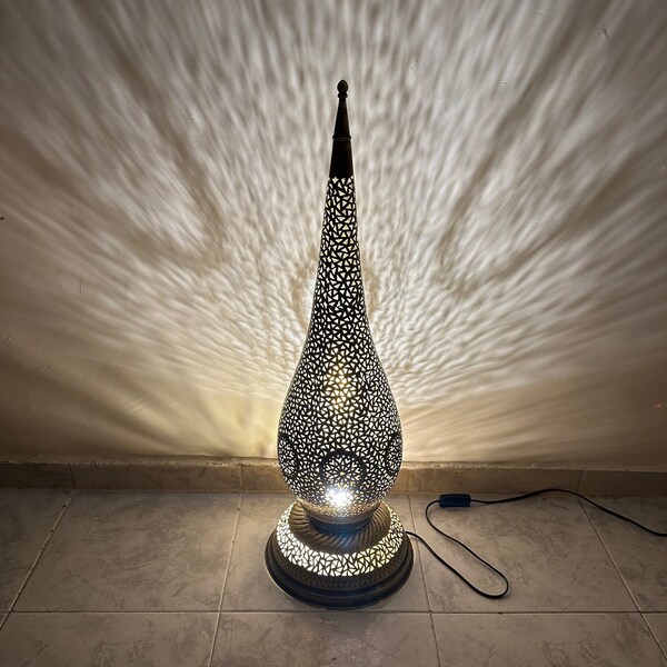 Lampe de table marocaine artisanale, grande lampe en laiton, lampe de chevet argenté, lampe en bronze, lampe de chevet en cuivre, Maroc .