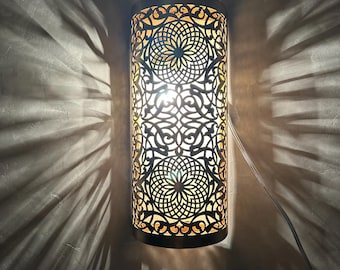Moroccan bronze wall light, brass sconce lamp, rectangular handcrafted wall light, luminous wall decoration from Fez and Marrakech.