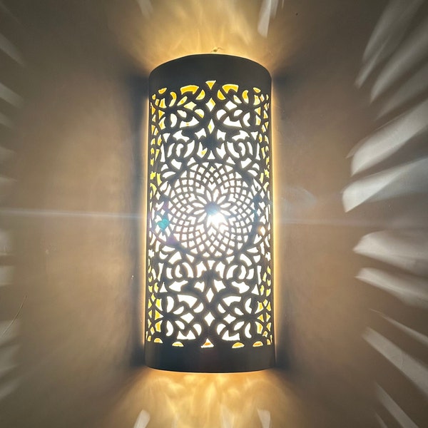 Aplique marroquí de latón, aplique artesanal, aplique de cobre, lámpara marroquí plateada, decoración de pared con luz dorada.