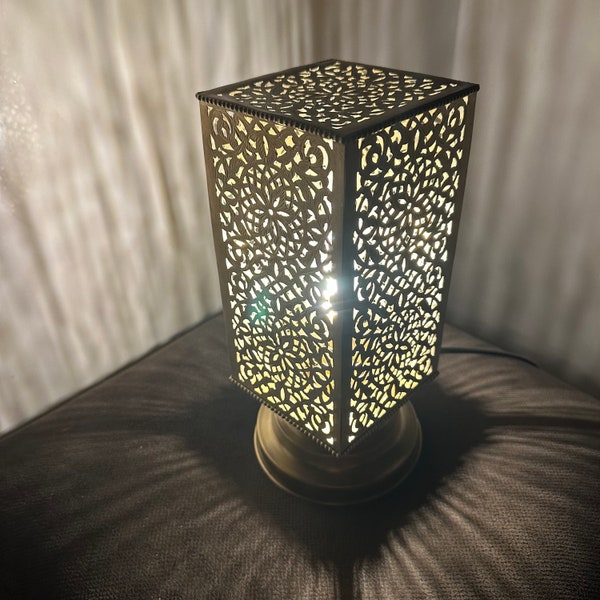 Lampe de table marocaine, veilleuse marocaine artisanale en laiton, abat-jour rectangulaire fait à main, lampe de chevet artisanale boho art