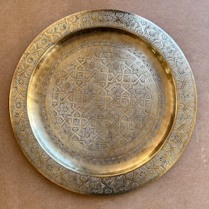 Moroccan brass tray, artisanal tray with engraving, copper servitude tray, artisanal bronze decoration, artisanal engraving, silver tray .