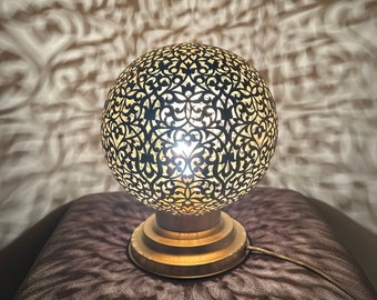 Lámpara de noche hecha a mano, lámpara de mesa de tamaño mediano, lámpara de mesa de latón marroquí, lámpara de noche que proyecta sombras, Marruecos