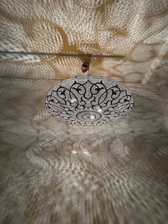 Lustre  marocain en laiton, lanterne en cuivre , lanterne argentée, plafonnier oriental marocain , Lampe marocaine suspendue fait a main.