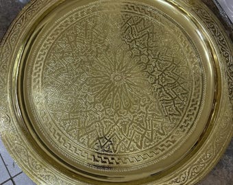 Moroccan brass tray, bronze artisanal tray with engraving, copper servitude tray, artisanal bronze decoration, artisanal silver tray .