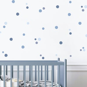 Pastellblauer Polka Dot Wandaufkleber | Set mit 120 babyblauen Kinderzimmer-Wandaufklebern | PVC-frei, kein Geruch | Abnehmbarer Stoffaufkleber zum Abziehen und Aufkleben