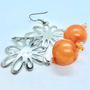 Retro Marbled Light ORANGE and Big DAISY Pierced Earrings with CRYSTAL Drop