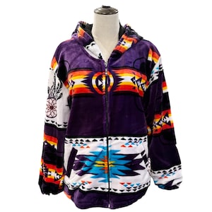Puede incluir: Una sudadera con capucha de cremallera de color morado con un estampado geométrico de colores. El estampado presenta colores naranja, rojo, blanco, azul y negro.