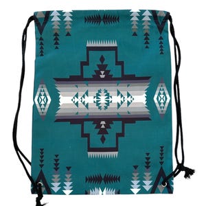 Pode incluir: Saco de cordão turquesa com um padrão geométrico em tons de cinza, branco e preto. O padrão se assemelha a um design nativo americano.