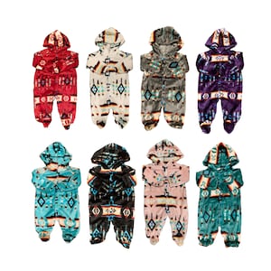 Può includere: Otto body per neonati con un motivo geometrico in vari colori, tra cui rosso, bianco, grigio, viola, blu, nero, rosa e verde acqua. I body hanno un cappuccio e maniche lunghe.