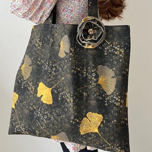 Grand sac en tissu cousu main avec feuilles de ginkgo et fleur en tissu. Sac en tissu estival pour le shopping ou les excursions.