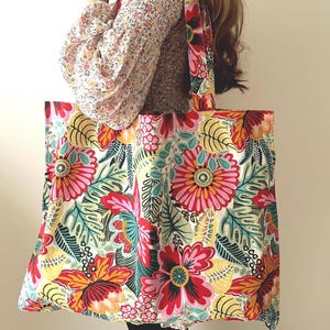 Grand sac en tissu coloré en pur coton. Sac de plage XXL en coton avec fleurs colorées. Sac shopping cousu main, largeur 53 cm.
