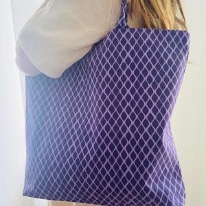 Sac en tissu de coton violet cousu soi-même. Sac shopping violet, sac de transport, sac fourre-tout.