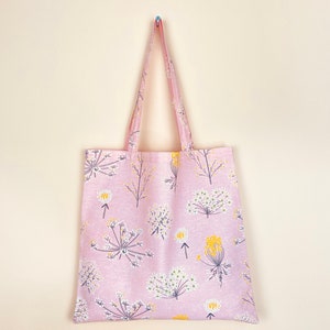 Sac de courses en coton rose avec un motif floral délicat, sac en tissu durable cousu à la main pour le marché ou le supermarché