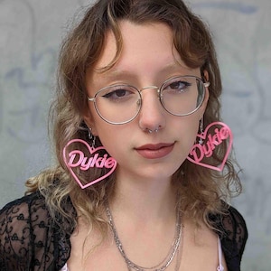 Dykie Herz Ohrringe | Handgemachter 3D gedruckter LGBTQ Pride Schmuck | Verspielte Statement Ohrringe | Queer Accessoires