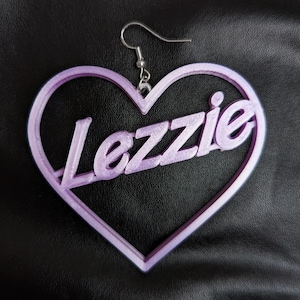 Lezzie Herz Ohrringe | Handgemachter 3D gedruckter LGBTQ Pride Schmuck | Verspielte Statement Ohrringe | Lesbische Accessoires