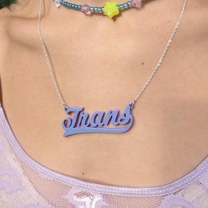 Collier trans | Bijoux de fierté LGBTQ brillants | Collier tendance laqué imprimé en 3D