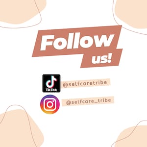 Pode incluir: Um gr&aacute;fico com o texto "Follow us!" em um ret&acirc;ngulo marrom. Abaixo do texto, h&aacute; dois &iacute;cones de m&iacute;dia social: um &iacute;cone do TikTok com o texto "@selfcaretribe" e um &iacute;cone do Instagram com o texto "@selfcare_tribe".