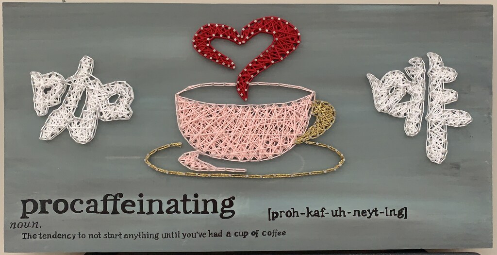Sottobicchiere In Legno MDF Divertente 'Procaffeinating' | 9x9 Cm, Finitura Lucida, Regalo Originale Per Amanti Del Caffè