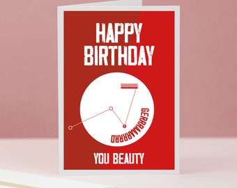 Könnte beinhalten: Rote und weiße Geburtstagskarte mit dem Text "Happy Birthday" und einem Diagramm mit dem Wort "GERARD" um den Kreis herum. Der Text "YOU BEAUTY" befindet sich unter dem Diagramm.