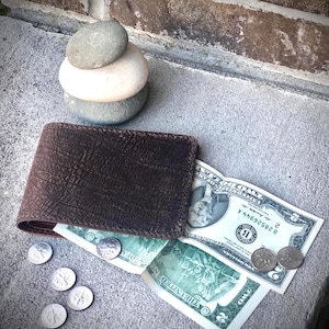 Cartera de piel curtida al aceite con textura rica