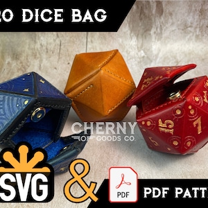 Op de afbeelding: Drie leren dobbelstenen zakken in verschillende kleuren: blauw met gouden sterren, oranje en rood met gouden cijfers. De zakken zijn open om de binnenkant te laten zien. De tekst "D20 DICE BAG" staat bovenaan de afbeelding. De tekst "SVG & PDF PATTERN" staat onderaan de afbeelding.