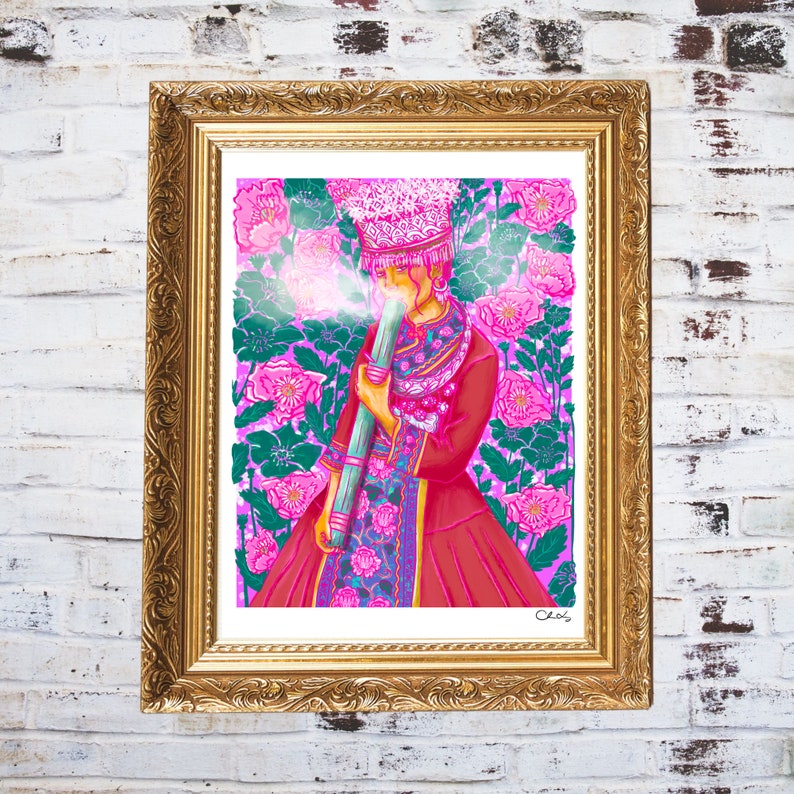 K&ouml;nnte beinhalten: Eine farbenfrohe Illustration einer Person, die eine rosa-wei&szlig;e Kopfbedeckung und ein rotes Kleid tr&auml;gt und eine lange gr&uuml;ne Pfeife h&auml;lt. Die Person ist von rosa Blumen und gr&uuml;nen Bl&auml;ttern auf einem rosa Hintergrund umgeben.