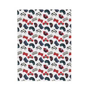 Op de afbeelding: Een witte achtergrond met een herhalend patroon van kleurrijke hoeden. De hoeden zijn in verschillende stijlen en kleuren, waaronder rood, zwart, wit en blauw.