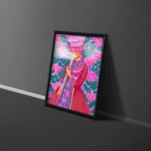 K&ouml;nnte beinhalten: Ein gerahmtes Gem&auml;lde einer Frau in einem rosa-gr&uuml;nen Blumenkleid, die eine wei&szlig;e Kopfbedeckung tr&auml;gt und ein langes, d&uuml;nnes Objekt h&auml;lt. Der Hintergrund ist ein rosa-gr&uuml;nes Blumenmuster.