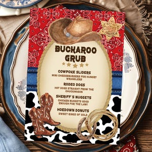 Peut inclure: Une table rustique avec un menu "Buckaroo Grub" proposant des plats sur le thème des cow-boys. Le menu est sur une assiette avec un motif floral bleu et blanc, avec une tasse de café et des couverts. Le menu comprend "Cowpoke Sliders" et "Rodeo Dogs".