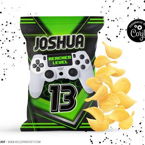 Puede incluir: Una bolsa de patatas fritas verde, negra y blanca con un diseño de mando de videojuego. La bolsa dice "Joshua Reached Level 13".