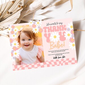 Groovy primeiro aniversário modelo de cartão de agradecimento editável retrô margarida aniversário nota de agradecimento uma foto de bebê feliz cartão de agradecimento FB105