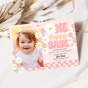 Modelo de convite com foto de primeiro aniversário Groovy Editável Margarida Retro Convite para festa de aniversário para impressão Um cartão com foto de bebê feliz FB105